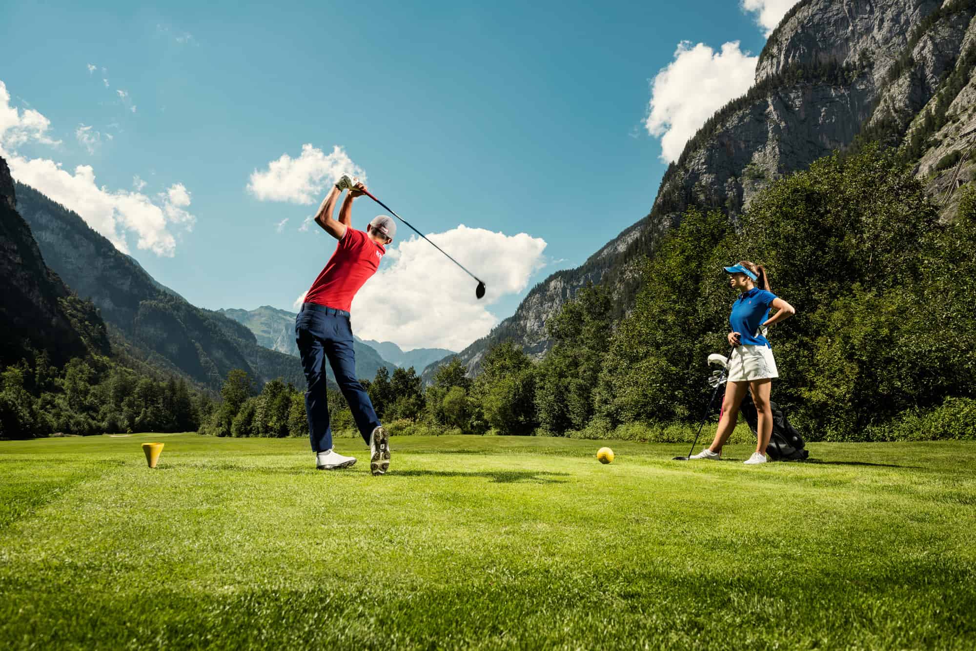 Golf_Abschlag_Sommer Golfer am Golfplatz