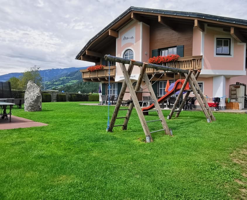 Appartements Mary Südseite mit Schaukel und großem Garten