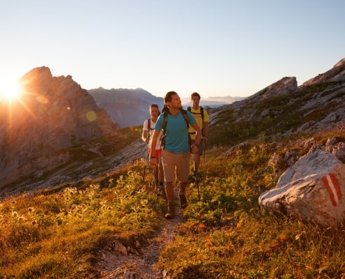 Wandern bei Sonnenaufgang